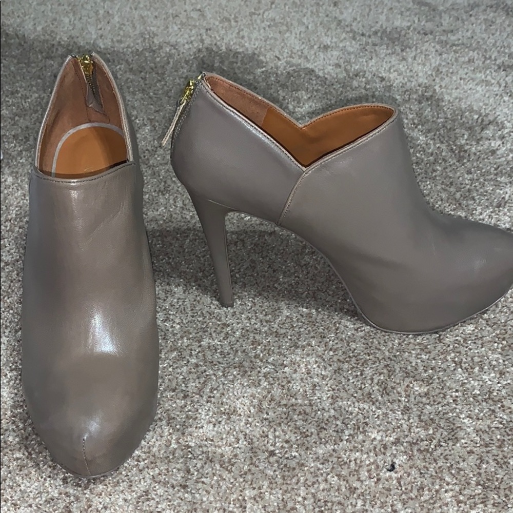 Nine West taupe women’s booties
